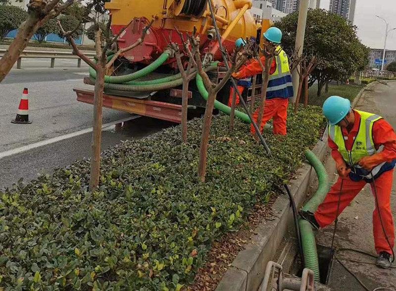 莺歌海镇市政管道清淤