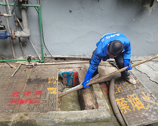 莺歌海镇清掏化粪池